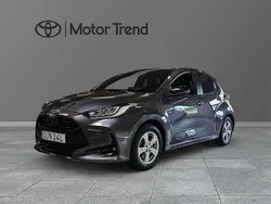 Mörkgrå Begagnad 2022 Toyota Yaris Hybrid Style Halvkombi | 215 500 kr (Marknadspris)