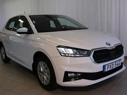 Vit (candy white) Ny 2025 Skoda Fabia Selection Halvkombi | 262 400 kr (Marknadspris)