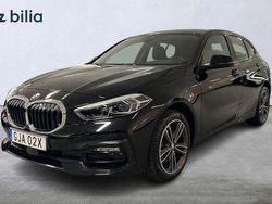 Svart Begagnad 2022 BMW 118 Sport Line Halvkombi | 234 900 kr (Marknadspris)