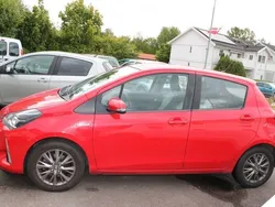 Röd Begagnad 2020 Toyota Yaris Hybrid Active Halvkombi | 99 900 kr (Superpris)