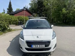 Vit Begagnad 2015 Peugeot 5008 Minibuss | 110 000 kr (Lite dyr)