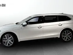 Vit (pure white) Ny 2025 VW Passat R-line Kombi | 539 900 kr (Bra pris)