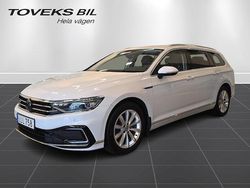 Vit (glacier white metallic) Begagnad 2023 VW Passat GTE Kombi | 359 900 kr (Marknadspris)