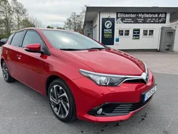 Mörkröd Begagnad 2015 Toyota Auris Active Halvkombi | 139 900 kr (Marknadspris)