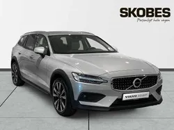 Vit Begagnad 2019 Volvo V60 CC Pro Kombi | 349 000 kr (Lite dyr)