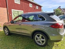 Grå Begagnad 2012 Porsche Cayenne SUV | 179 000 kr (Marknadspris)