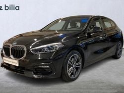 Svart Begagnad 2022 BMW 118 Sport Line Halvkombi | 264 000 kr (Marknadspris)