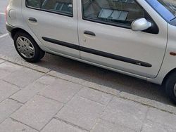 Grå Begagnad 2000 Renault Clio II Halvkombi | 21 000 kr (Lite dyr)