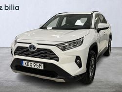 Vit Begagnad 2022 Toyota RAV4 Hybrid Active SUV | 374 900 kr (Marknadspris)