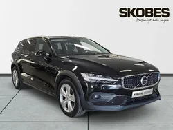 Svart Begagnad 2023 Volvo V60 CC Core Kombi | 389 900 kr (Marknadspris)