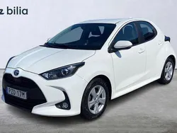 Vit Begagnad 2022 Toyota Yaris Hybrid Active Halvkombi | 219 900 kr (Marknadspris)