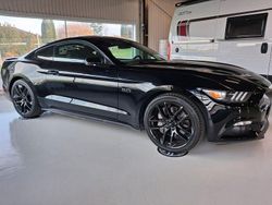 Svart Begagnad 2017 Ford Mustang GT Sportkupé | 389 000 kr (Marknadspris)