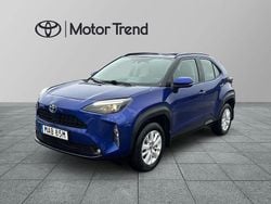 Mörkblå (blå) Begagnad 2023 Toyota Yaris Hybrid Active SUV | 259 900 kr (Bra pris)