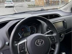 Röd Begagnad 2014 Toyota Yaris Hybrid Active Halvkombi | 96 000 kr (Marknadspris)