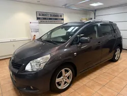 Mörkgrå (grå) Begagnad 2010 Toyota Verso Minibuss | 69 900 kr (Marknadspris)