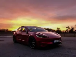 Röd Begagnad 2024 Tesla Model 3 Performance Sedan | 550 000 kr