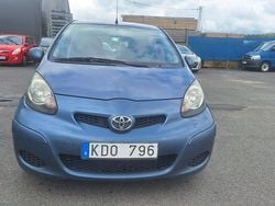 Röd (blå) Begagnad 2009 Toyota Aygo Halvkombi | 31 900 kr (Marknadspris)
