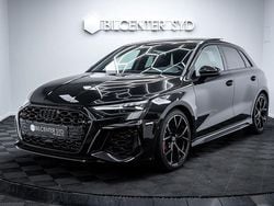 Svart Begagnad 2023 Audi RS3 Comfort Halvkombi | 679 900 kr (Marknadspris)