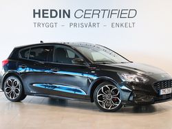 Svart Begagnad 2022 Ford Focus ST-Line Halvkombi | 214 900 kr