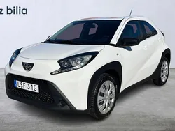 Vit Begagnad 2022 Toyota Aygo Play Halvkombi | 149 900 kr (Marknadspris)