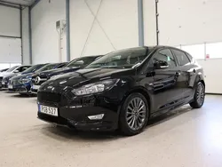 Svart Begagnad 2016 Ford Focus ST-Line Halvkombi | 119 400 kr (Marknadspris)