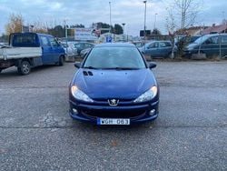 Mörkblå Begagnad 2004 Peugeot 206 Halvkombi | 19 900 kr (Marknadspris)