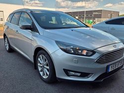 Ljusgrå Begagnad 2016 Ford Focus Titanium Kombi | 109 900 kr (Marknadspris)