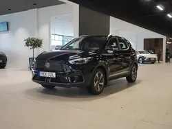Svart (pebble black) Begagnad 2022 MG ZS Luxury Sedan | 234 900 kr (Superpris)