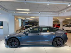 Grå Begagnad 2021 Tesla Model 3 Performance Sedan | 339 900 kr (Lite dyr)
