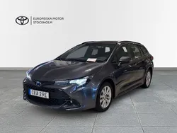 Mörkgrå (grå) Begagnad 2023 Toyota Corolla Active Kombi | 274 900 kr (Marknadspris)