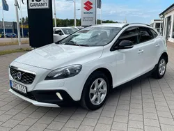 Vit Begagnad 2016 Volvo V40 CC Momentum Kombi | 139 000 kr (Marknadspris)