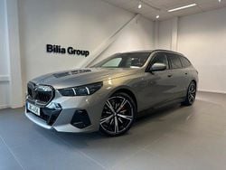 Grå Begagnad 2025 BMW 530e M Sport Kombi | 689 900 kr (Marknadspris)