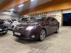 Mörkröd (röd) Begagnad 2015 Toyota Avensis Kombi | 129 000 kr (Superpris)