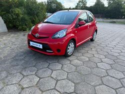 Röd Begagnad 2013 Toyota Aygo Halvkombi | 44 500 kr (Marknadspris)