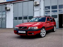 Röd Begagnad 2000 Volvo XC70 SUV | 49 000 kr (Marknadspris)