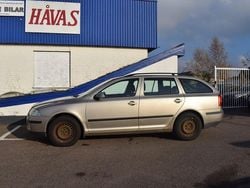 Ljusbrun (brun) Begagnad 2005 Skoda Octavia Kombi | 26 500 kr (Marknadspris)