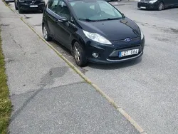 Svart Begagnad 2012 Ford Fiesta Titanium Halvkombi | 44 900 kr (Marknadspris)