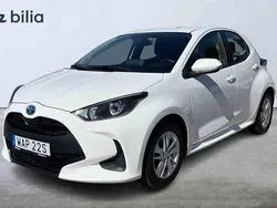 Vit Begagnad 2023 Toyota Yaris Hybrid Active Halvkombi | 224 900 kr (Marknadspris)