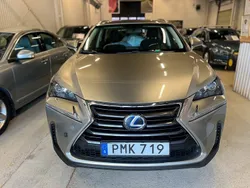 Ljusgrå Begagnad 2015 Lexus NX300h SUV | 179 900 kr (Bra pris)