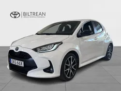 Vit Begagnad 2022 Toyota Yaris Hybrid Style Halvkombi | 229 000 kr (Marknadspris)