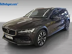 Grå Begagnad 2023 Volvo V60 CC Plus Kombi | 439 900 kr (Marknadspris)