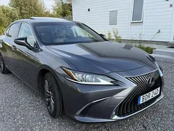 Grå Begagnad 2020 Lexus ES300H Sedan | 339 900 kr (Marknadspris)