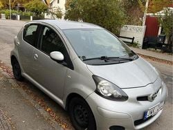 Silver Begagnad 2010 Toyota Aygo Halvkombi | 36 000 kr (Marknadspris)