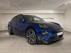 Mörkblå (gentian blue metallic) Begagnad 2024 Porsche Macan Turbo SUV | 1 601 600 kr