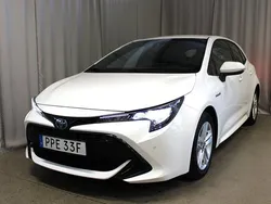 Vit Begagnad 2019 Toyota Corolla Hybrid Active Halvkombi | 224 900 kr (Marknadspris)