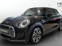 Svart (black) Begagnad 2022 Mini Cooper SE Comfort Halvkombi | 218 700 kr (Marknadspris)