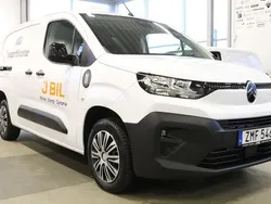 Vit (vit kaolin) Begagnad 2024 Citroën Berlingo Minibuss | 306 125 kr (Lite dyr)