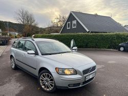 Silver (grå) Begagnad 2005 Volvo V50 Kinetic Kombi | 39 900 kr (Dyr)