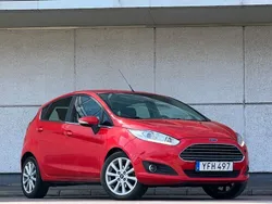 Röd Begagnad 2017 Ford Fiesta Halvkombi | 109 900 kr (Marknadspris)