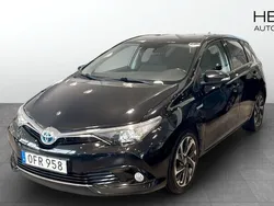 Svart (black) Begagnad 2016 Toyota Auris Hybrid Halvkombi | 149 900 kr (Marknadspris)